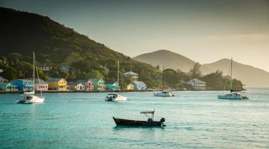Voiliers au mouillage dans la baie turquoise des Saintes en Guadeloupe au coucher du soleil